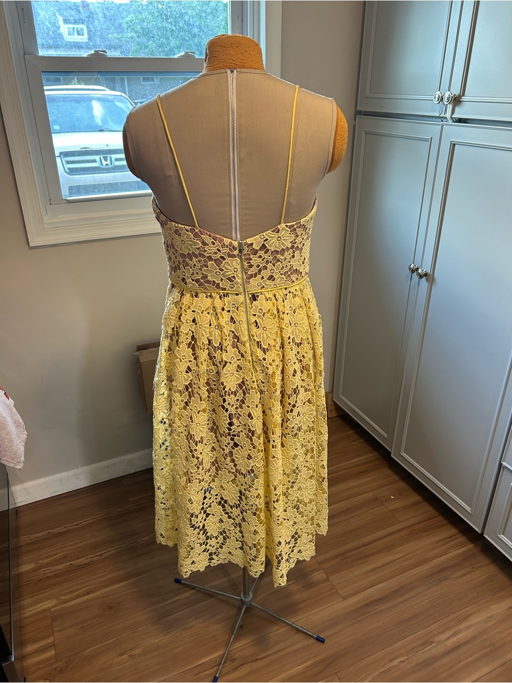 Donna Morgan Pale Yellow Lace Midi Dress with Spaghetti Straps Size 12 - Picture 2 of 3
